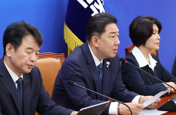 김병기 더불어민주당 원내대표가 30일 오전 서울 여의도 국회에서 열린 원내대책회의에서 발언을 하고 있다. ⓒ뉴시스