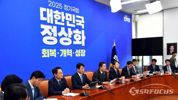 김병기 더불어민주당 원내대표가 지난달 23일 서울 여의도 국회 본청에서 열린 원내대책회의에서 발언을 하고 있다. 사진 / 오훈 기자