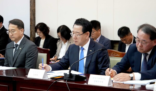 제1차 국가기간 전력망 확충 위원회에 참석한 김영록 지사. 사진/전남도청