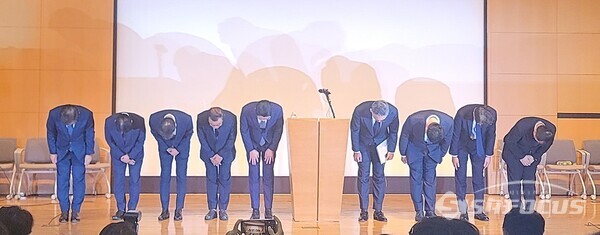 지난달 18일 서울 중구 부영태평빌딩에서 열린 롯데카드 사이버 침해 관련 언론 브리핑에서 조좌진 대표이사를 비롯한 임직원들이 고개를 숙여 사과하고 있다. [사진 / 임솔 기자] 