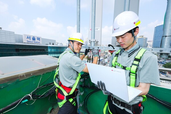 사진은 LG유플러스 임직원이 서울역 인근 네트워크 장비를 점검하고 있는 모습 ⓒLG유플러스