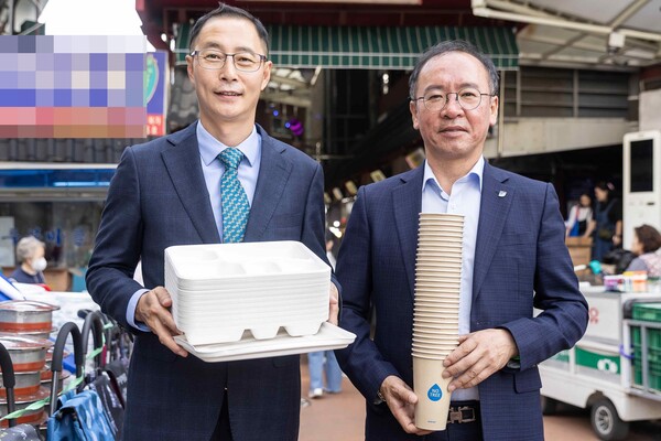 김명규 쿠팡이츠서비스 대표(왼쪽)와 이충환 전국상인연합회 회장이 전통시장 지원 친환경 포장재를 들고 있다. ⓒ쿠팡