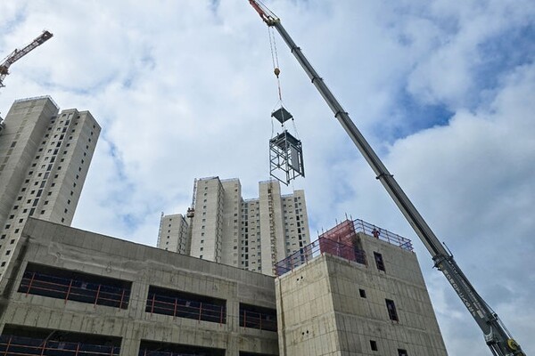 힐스테이트 이천역 현장에서 모듈러 엘리베이터를 시범 설치하는 모습 ⓒ현대건설