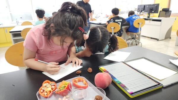 경북농업기술원이 영천시 동부초등학교 2학년 학생들을 대상으로 ‘경북형 늘봄학교 연계 농업·농촌 프로그램’ 시범 운영하고 있다.ⓒ경북도