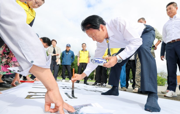 이병환 성주군수가 훈민정음 서문을 쓰고 있다.ⓒ성주군