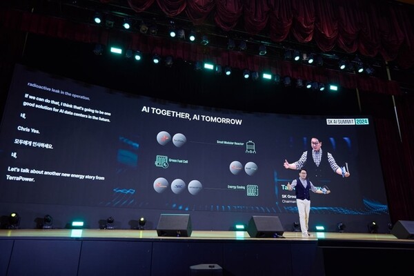 최태원 SK그룹 회장이 지난해11월 서울 강남구 코엑스서 열린 ‘SK AI 서밋 2024’에서 기조연설을 하고 있다 ⓒSK
