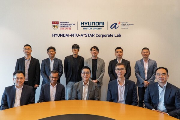 현대차그룹 싱가포르 글로벌 혁신센터(HMGICS)가 ‘난양공대(NTU)’, ‘싱가포르 과학기술청(A*STAR)’과 HMGICS 내에 ‘현대차그룹-NTU-A*STAR 기업 연구소를 개소한 뒤 싱가포르 난양공대에서 관계자들이 기념촬영을 하고 있다 ⓒ현대차그룹