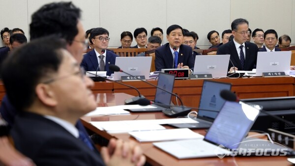 13일 구윤철 경제부총리가 의원의 질의에 답하고 있다.(2) [사진 / 오훈 기자]