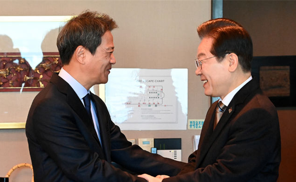 임종석 남북경제문화협력재단 이사장이 지난 2월 27일 서울 여의도의 한 음식점에서 이재명 대통령과 만나 악수하고 있는 모습. 사진 / 오훈 기자(공동취재)