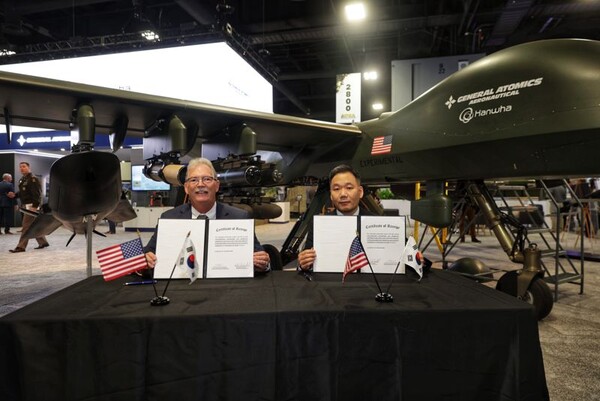 김선 한화에어로스페이스 항공사업부장(부사장·오른쪽)과 데이비드 알렉산더 제너럴 아토믹스 에어로노티컬 시스템즈 사장이 미국 워싱턴DC에서 열린 AUSA 전시회에서 '그레이 이글 단거리이착륙(GE-STOL) 무인기 공동개발 및 생산 협력 계약식' 후 기념 촬영을 하고 있다 ⓒ한화에어로스페이스
