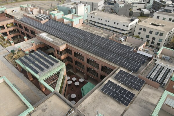 롯데백화점이 국내 유통업계 최초로﻿ PPA(재생에너지구매계약)를 도입했다사진은 롯데 프리미엄아울렛 파주점 태양광 설비 설치 모습ⓒ롯데백화점