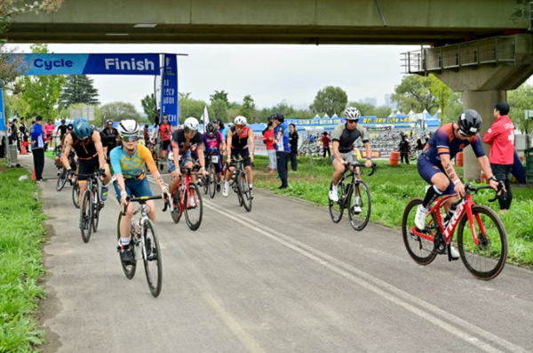 고령군 다산문화공원 일원에서 열린 ‘2025 고령군수배 대가야 전국철인3종대회’에서 참가자들이 빗속을 뚫고 사이클 코스를 힘차게 질주하고 있다. ⓒ고령군