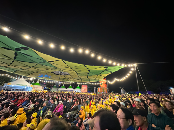 2025 청도반시축제 관람객들이 야외 공연장에서 공연을 관람하고 있는 모습. ⓒ청도군
