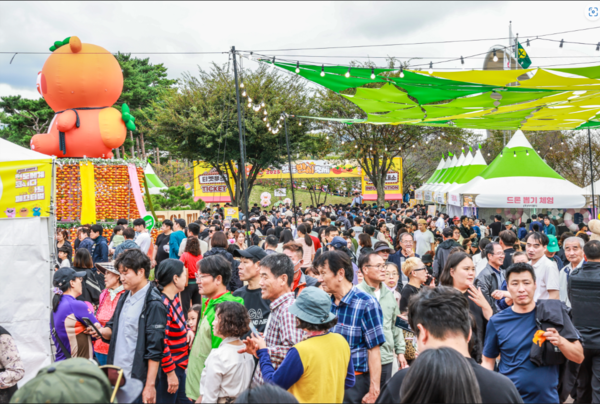 관광객들로 붐비는 청도반시축제 현장 모습. ⓒ청도군