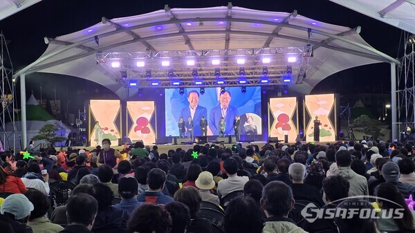 16일 박현국 봉화군수와 임종득 국회의원이 제29회 봉화송이축제 개막식에서 환하게 웃고 있다.ⓒ김영삼 기자