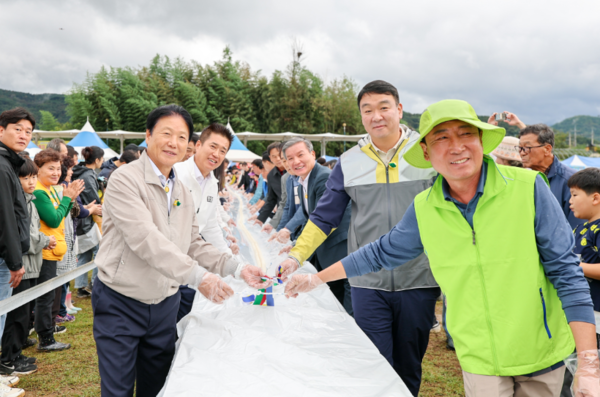 정희용 국회의원을 비롯해 내외빈이 참석한 가운데 성주군 가을 대표 축제 ‘2025 성주가야산 황금들녘 메뚜기축제’가 열렸다.ⓒ성주군