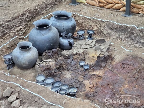 경주 황남동 1호 목곽묘 발굴 현장 모습. 사진 / 김인철 기자