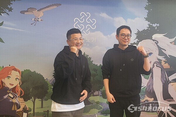 강민철 넥슨 마비노기 모바일 사업실장(왼쪽)과 이진훈 데브캣 마비노기 모바일 디렉터가 기념촬영을 하고 있다. [사진 / 임솔 기자]