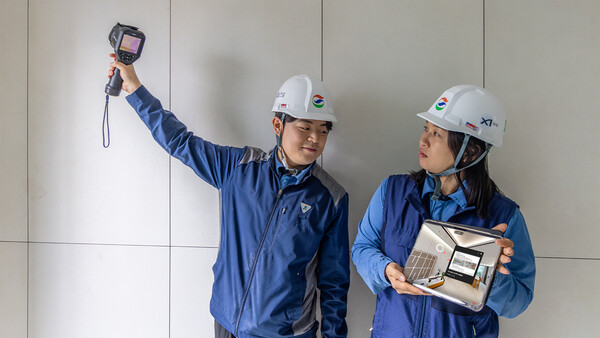 GS건설이 개발한 ‘하자 예방 플랫폼’을 활용해 시공중인 현장 직원에게 주요 하자 유형에 대해 설명하는 사진 ⓒGS건설 제공