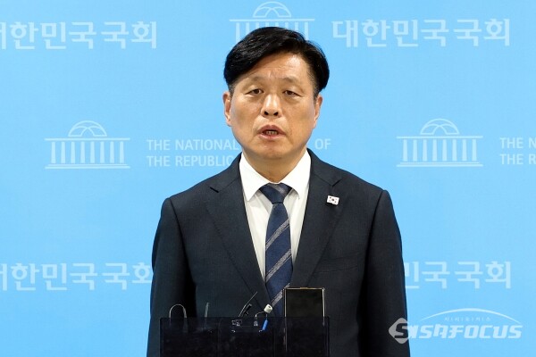 조승래 더불어민주당 사무총장이 과거 국회소통관에서 기자회견을 한 후 취재진의 질의에 답하고 있는 모습. 사진 / 오훈 기자