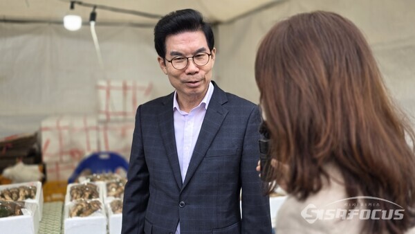 22일 김광열 영덕군수가 송이장터에서 “영덕의 송이는 해풍을 먹고 자라기 때문에 육즙이 단단하고 향이 진한 게 특징”이라고 설명하고 있다.ⓒ김영삼 기자