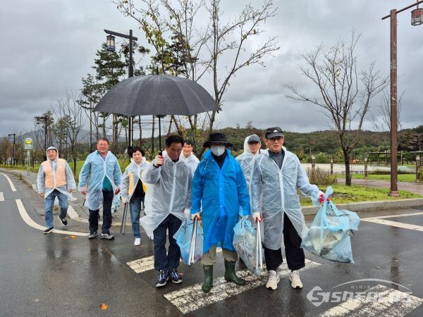 대청소를 위해 이동하는 모습. 사진/김인철 기자