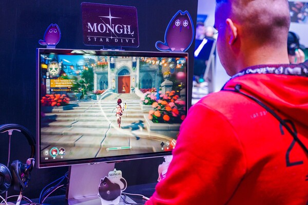 지난 9일부터 12일까지 브라질 상파울루에서 개최된 '브라질 게임쇼 2025'에서 관람객이 넷마블의 '몬길: 스타 다이브'를 플레이하고 있다. ⓒ넷마블