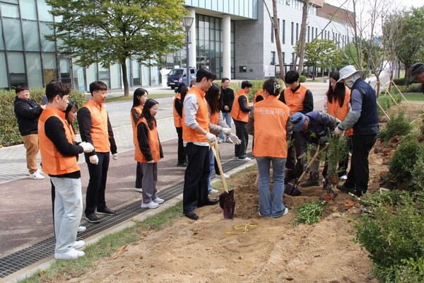 한화손해보험 임직원들이 연세대학교 국제캠퍼스에서 멸종위기종 나무를 식재하며 생태벚꽃길을 조성하고 있다. ⓒ한화손해보험