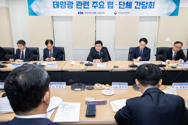 김성환(사진 뒷줄 가운데) 기후에너지환경부장관이 23일 서울 여의도 소재 이룸센터에서 11개 태양광 협·단체와 간담회를 갖고 재생에너지의 확대 방안을 논의하고 있다 ⓒ기후에너지환경부