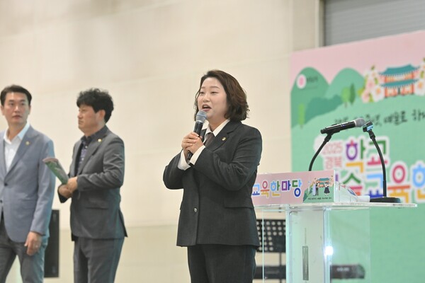 23일 박채아 교육위원장이 ‘2025 경북 학교예술교육한마당’에서 학생들을 격려하고 있다.ⓒ경북교육청