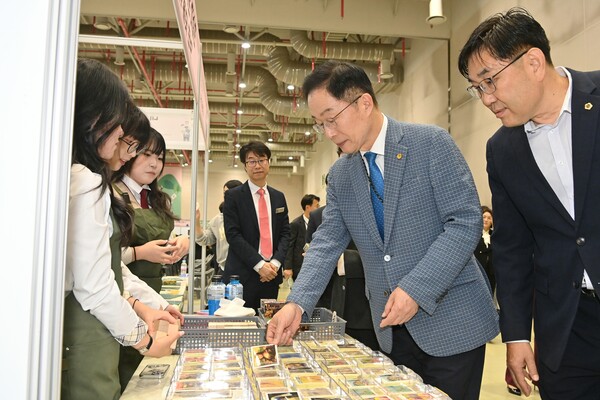 23일 임종식 경북교육감과 황두영 도의원이 ‘2025 경북 학교예술교육한마당’에서 학생들의 작품을 살펴보며 격려하고 있다.ⓒ경북교육청