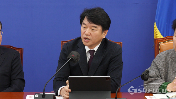 더불어민주당 문진석 의원이 13일 오전 서울 여의도 국회에서 열린 원내대책회의에서 발언하고 있다. 사진 / 김경민 기자