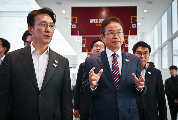 김민석 총리(왼쪽)가 23일부터 24일까지 이틀간 이철우 경북도지사와 함께 회의장과 전시장 등 주요 시설의 준비 상황을 직접 확인하고 있다.ⓒ경북도