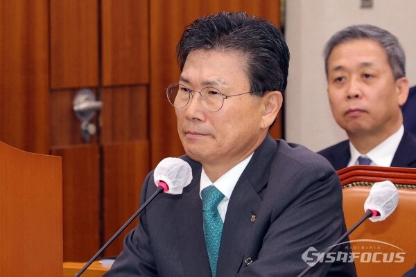 24일 강태영 농협은행장이 의원의 질의를 듣고 있다.(2) [사진 / 오훈 기자]