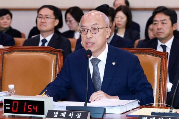 24일 조원철 법제처장이 의원의 질의에 답하고 있다.(1)