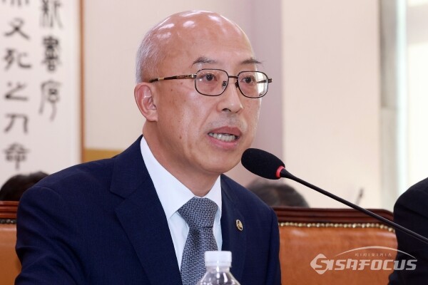 24일 조원철 법제처장이 의원의 질의에 답하고 있다.(2)