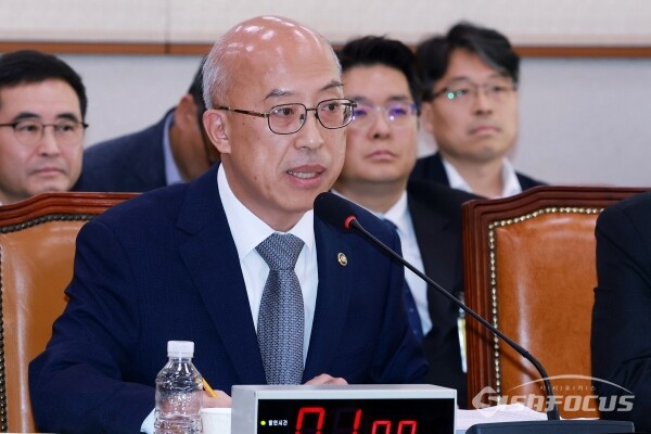 24일 조원철 법제처장이 의원의 질의에 답하고 있다.(3)