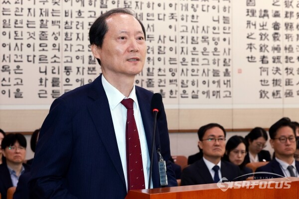 24일 이완규 전 법제처장이 증인 선서 거부 입장을 밝히고 있다.(1)