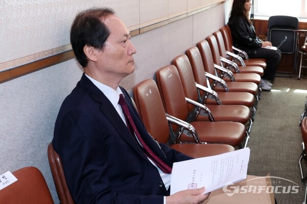 24일 이완규 전 법제처장이 법사위 국감에 출석해 자리하고 있다.(2)