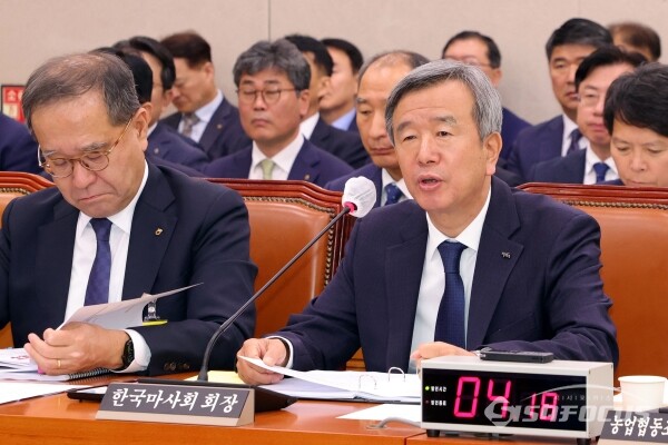 24일 정기환 한국마사회장이 의원의 질의에 답하고 있다.(1) [사진 / 오훈 기자]