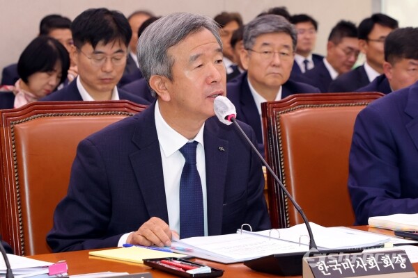 24일 정기환 한국마사회장이 의원의 질의에 답하고 있다.(3) [사진 / 오훈 기자]