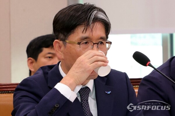 24일 오동운 고위공직자범죄수사처장이 물을 마시고 있다.(4) [사진 / 오훈 기자]