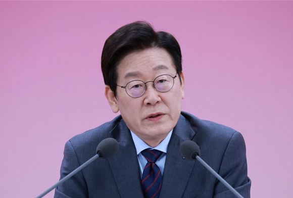 이재명 대통령이 24일 대구광역시 북구 엑스코에서 열린 ‘대구의 마음을 듣다’ 타운홀 미팅에서 발언하고 있다. ⓒ뉴시스