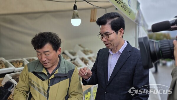 지난 22일 김광열 영덕군수가 송이장터에서  차천영 송이장터자치회장과 송이 품질을 확인하고 있다.ⓒ김영삼 기자