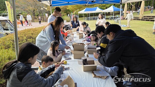 25일 경북수목원 탐방객들이 제9회 가을체험의 날 행사에서 테라리움 만들기 체험을 하고 있다.ⓒ김영삼 기자