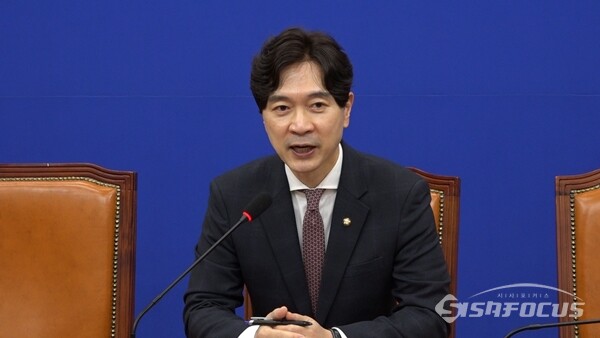 박성훈 국민의힘 수석대변인이 27일 최고위원회의 뒤 백브리핑을 하고 있다. 사진 / 김경민 기자