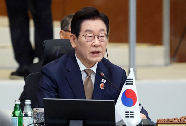 이재명 대통령이 27일(현지 시간) 말레이시아 쿠알라룸푸르 컨벤션 센터에서 열린 한-아세안(ASEAN·동남아시아국가연합) 정상회의에서 발언하고 있다. ⓒ뉴시스