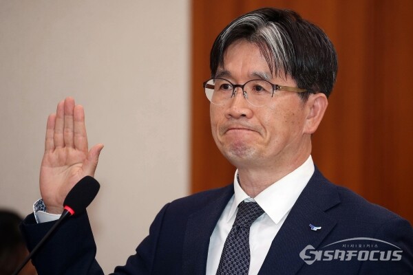 24일 오동운 고위공직자범죄수사처장이 선서를 하고 있다.