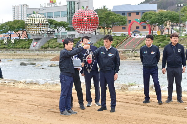 윤경희 청송군수가 직접 현장에 나서 축제 준비 상황을 점검하고 있다.ⓒ청송군