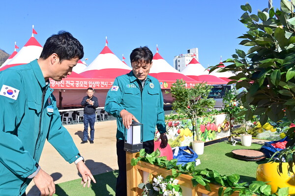 윤경희 청송군수가 청송사과축제 준비 현장에서 시설을 점검하고 있다.ⓒ청송군